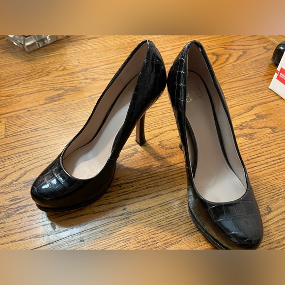 Joan and David Black Pattent Platform Pumps with Faux alligator pattern Size 6.5 - Picture 4 of 7